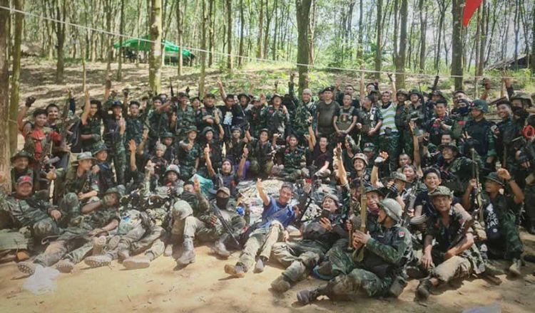 মিয়ানমারে বিদ্রোহীদের দখলে সেনা ঘাঁটি, বেকায়দায় জান্তা